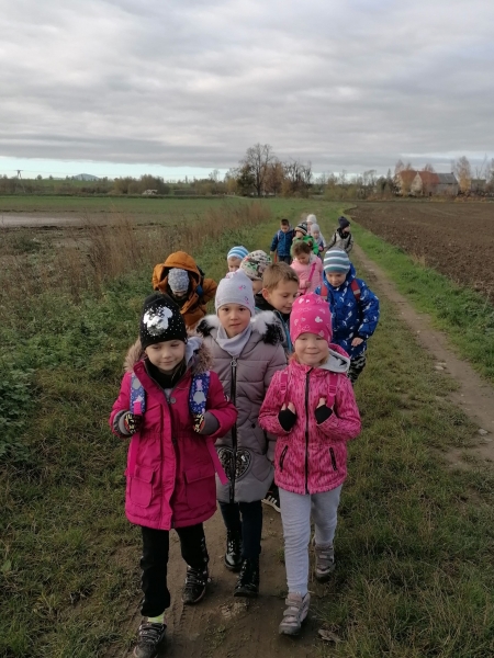 Dziewczynki prowadzą grupę.jpg